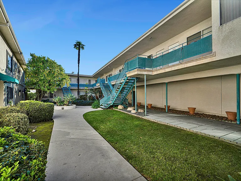 4320 Mammoth Ave #101 — Photo 32