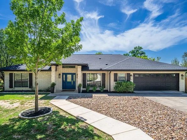 105 Green Tree Ln, Kerrville, TX 78028
