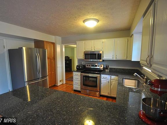 4th image of 1084 Crestview Dr