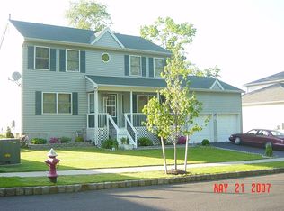 16 Singer Ct, Parlin, NJ 08859