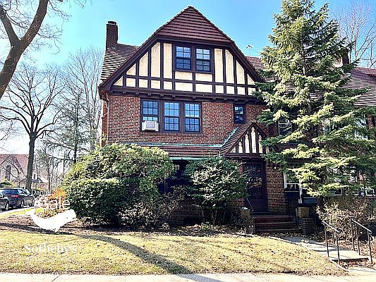 1st image of 810 Burns St #1