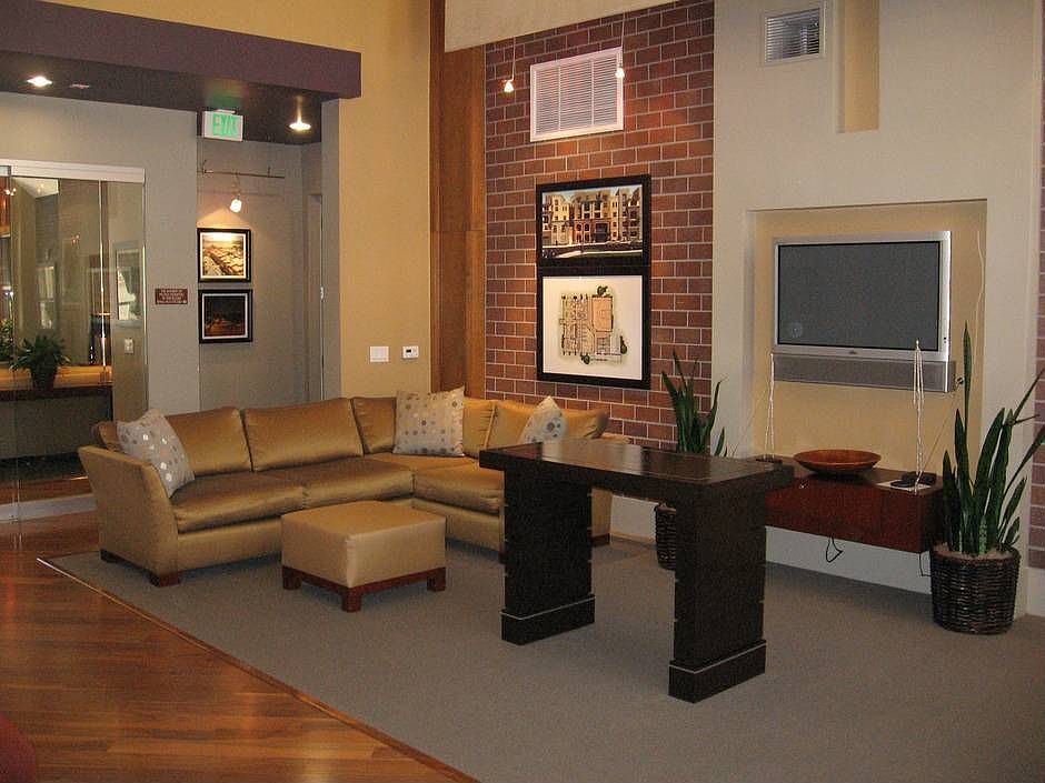 Clubhouse w/lots to do.