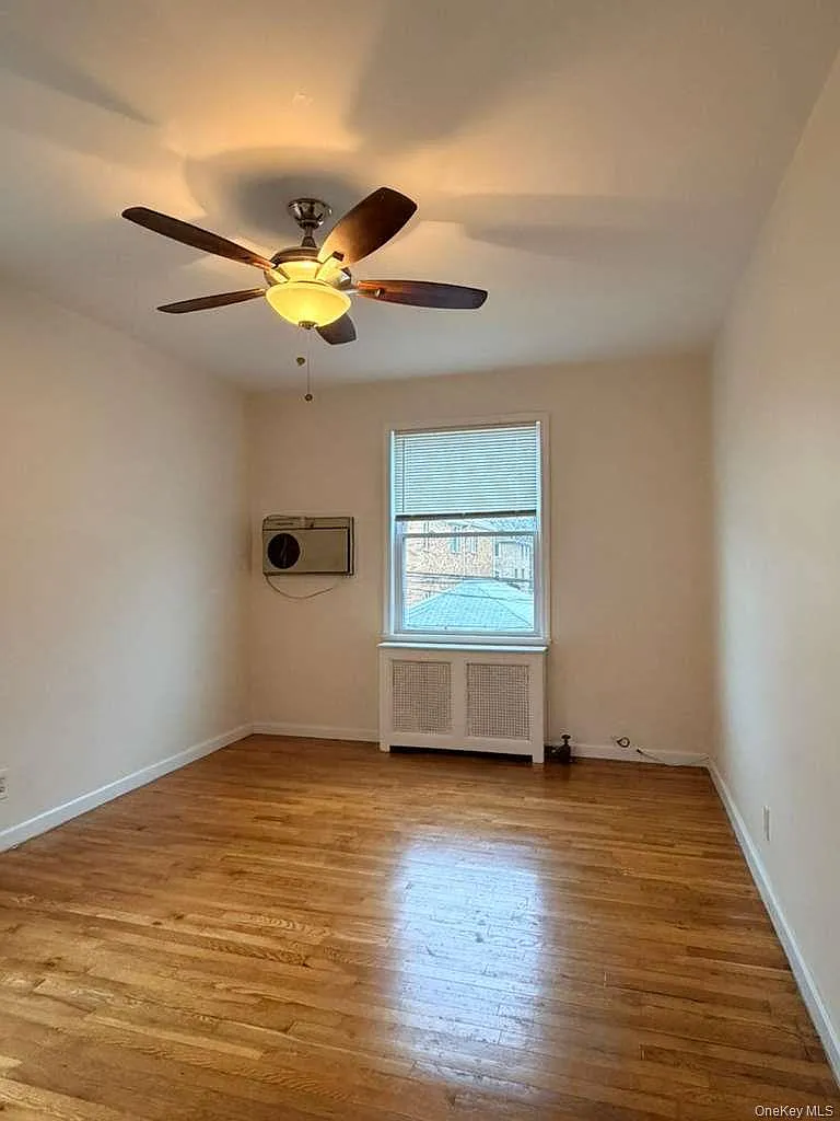 3 bed, 1.0 bath, 1000 sqft, $2,700 — Photo 2