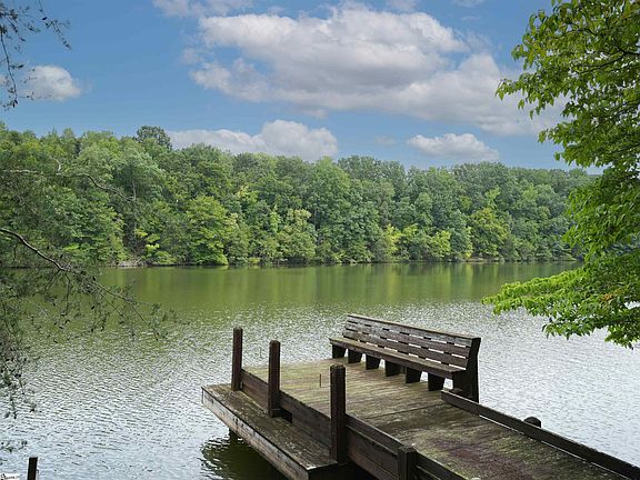 4th image of 127 Lake Robinson Point
