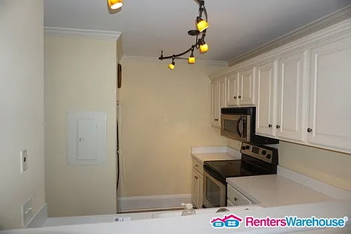 596 Summit Ave #2 — Photo 3