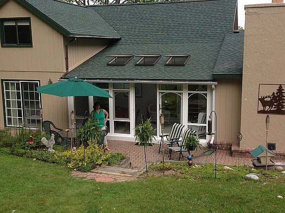 Rear sunroom w/ skylights 