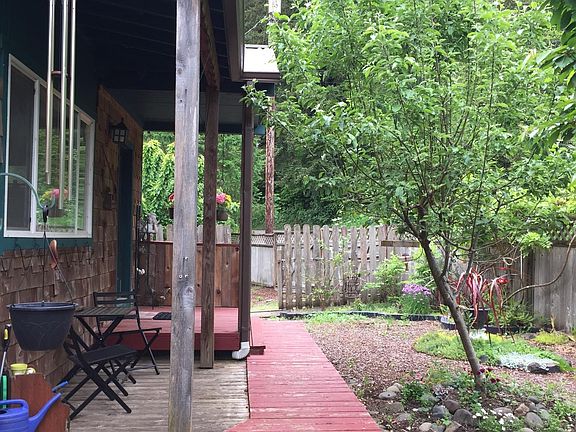 Fenced front yard and entrances.