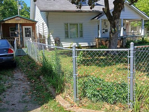 2nd image of 201 Pine St
