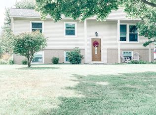19 Ridgewood Dr, Orchard Park, NY 14127