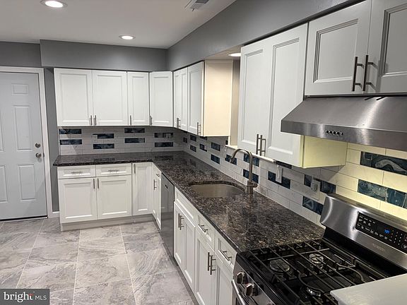 5th image of 11 Acorn Ct