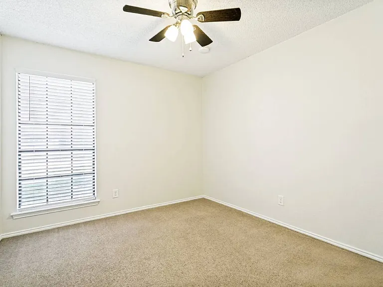 536 Clover Dr — Photo 9