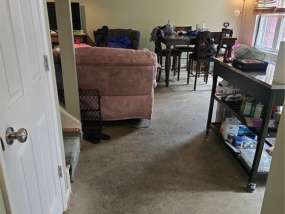 4th image of 110 Ridge St