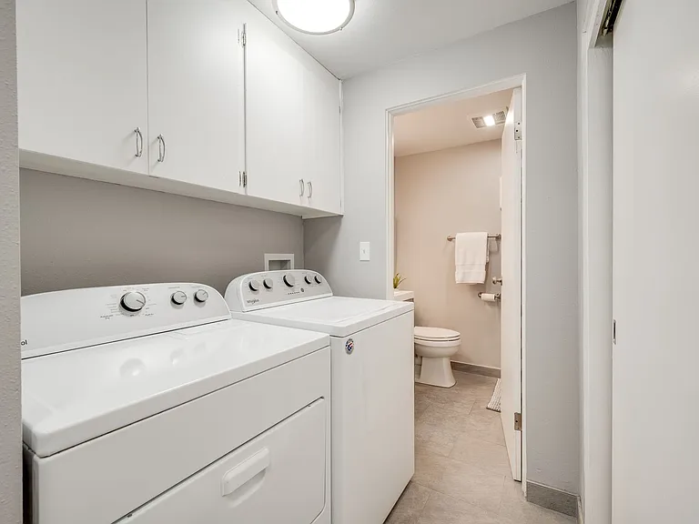 165 SW Spruce St — Photo 32