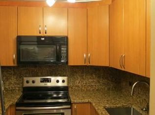 3221 W Parkway Dr #2C, Northbrook, IL 60062