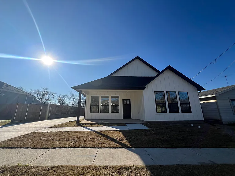 3601 Washington St — Photo 1