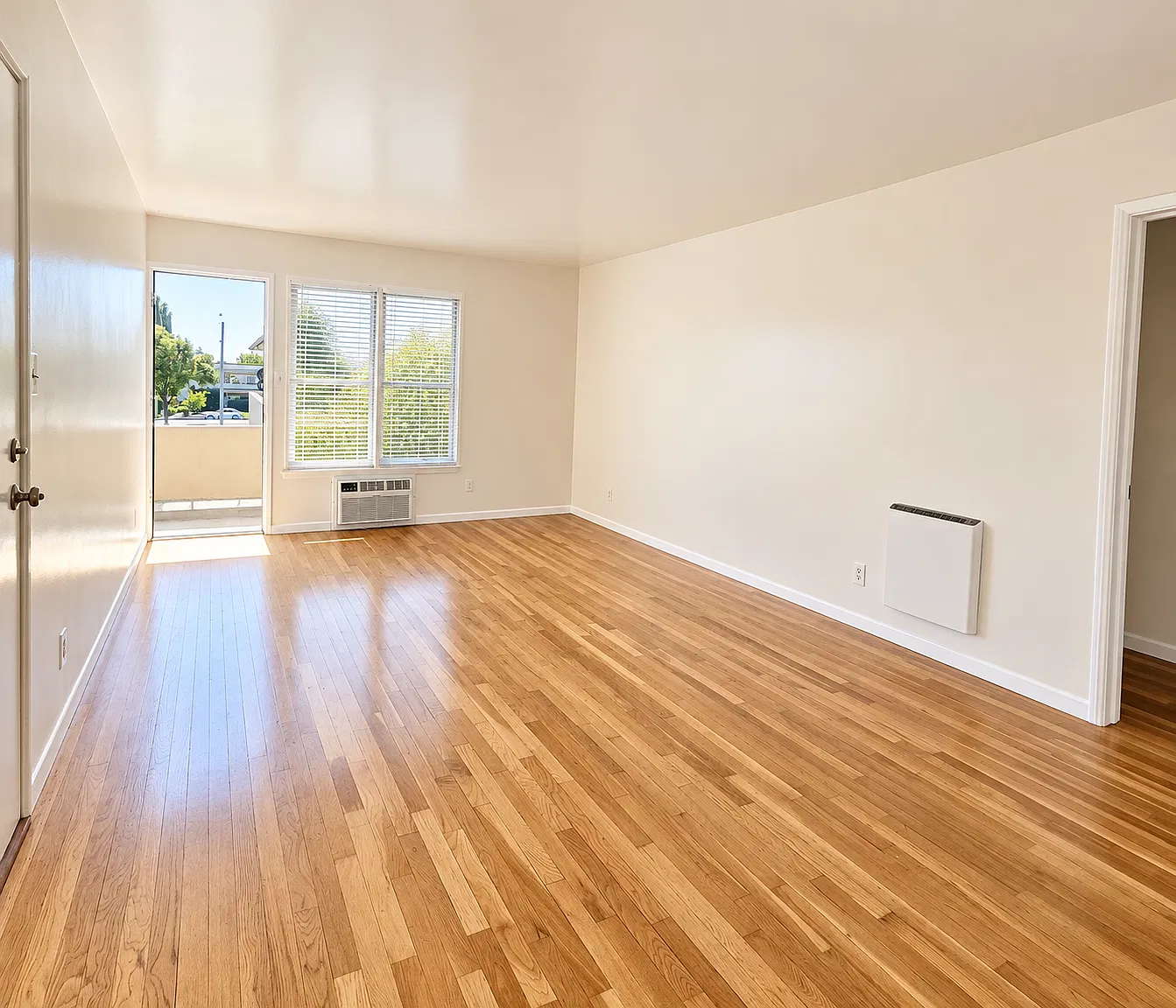 823 W Huntington Dr — Photo 4