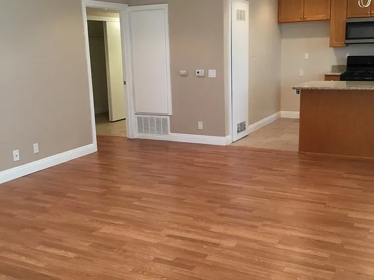 252 S Poplar Ave — Photo 2