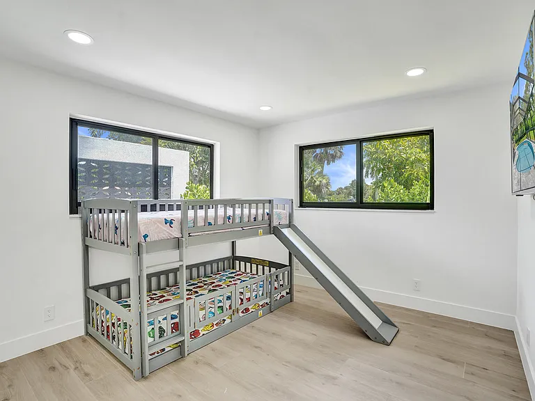 840 SW 3rd St — Photo 29