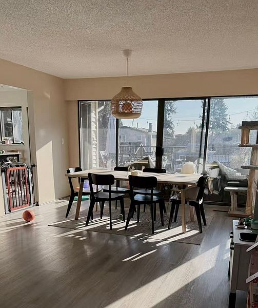 Surrey House for rent - 4 Bedrooms — photo 2