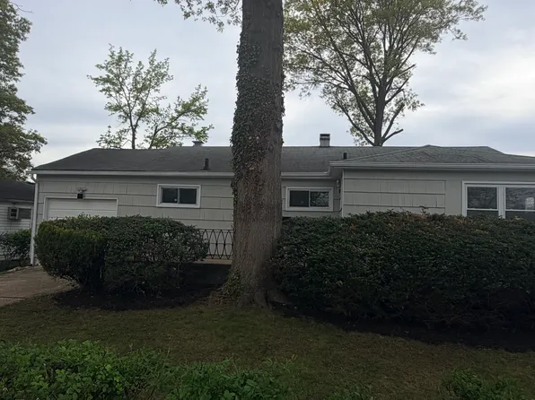 4 Hope Dr, Plainview, NY 11803
