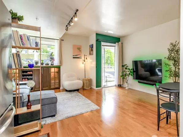 76 Cedar Street #207, Seattle, WA 98121
