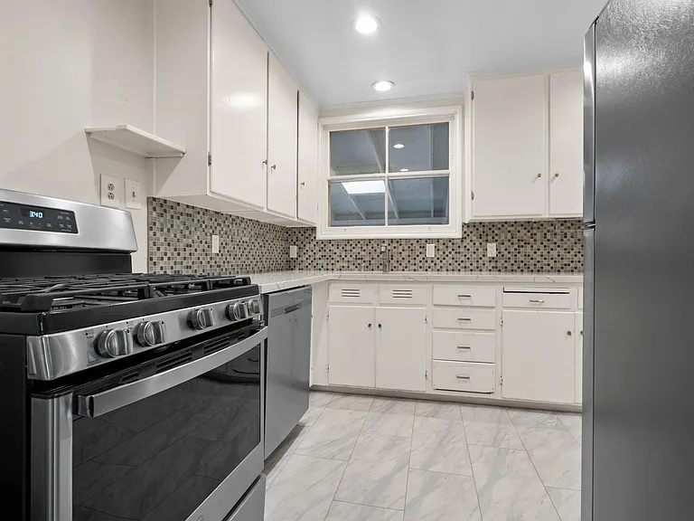 415 Bay Rd — Photo 11