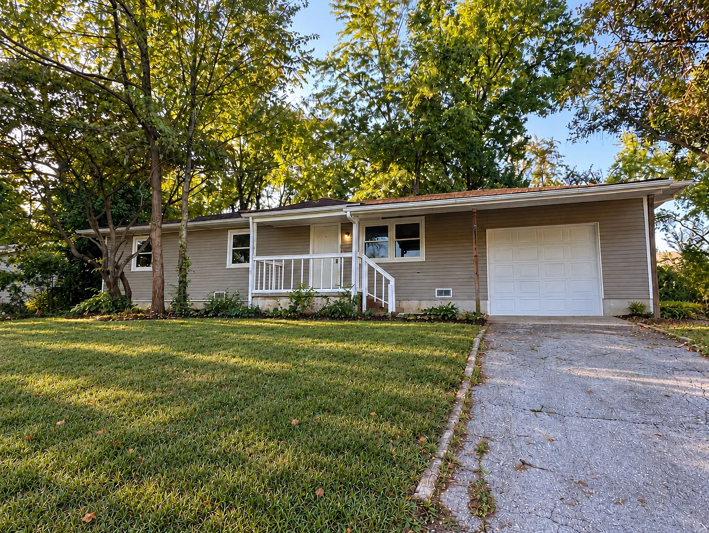 Beautiful 3-Bedroom Nixa Home with Large Backyard & Deck! — Photo 2