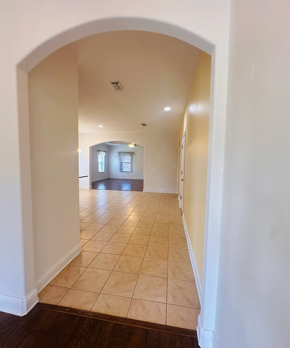 3 bed, 1998 sqft, $2,100 — Photo 2