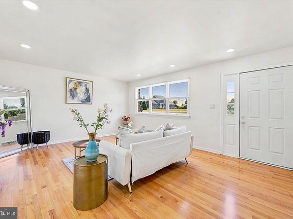 3rd image of 305 White Pine Dr