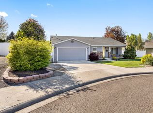 1115 Reo Dr, Zillah, WA 98953