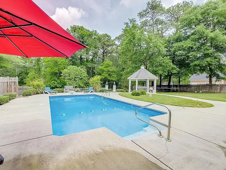 113 Cypress Dr — Photo 2
