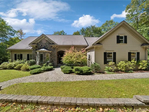 R2216 Woodcrest Dr, Johnstown, PA 15905