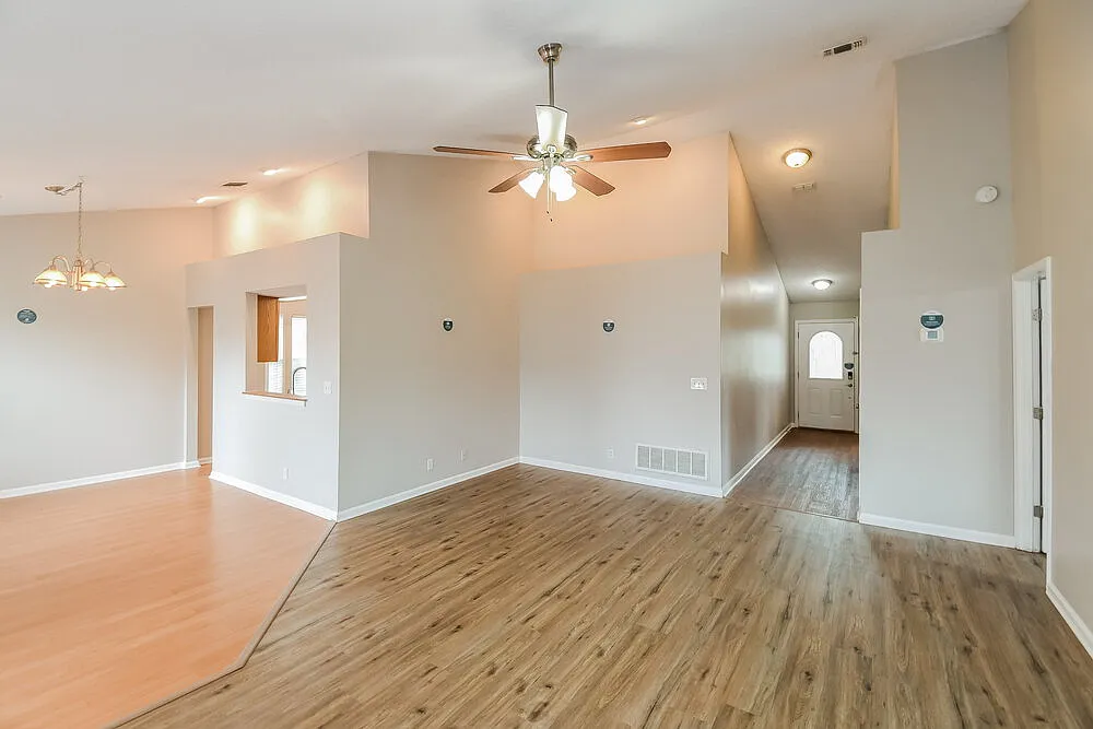 3 bed, 2.0 bath, 1361 sqft, $1,750 — Photo 3