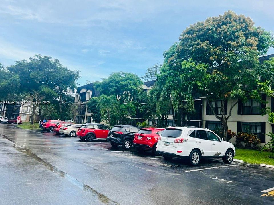 2nd image of 3680 Inverrary Dr APT 3O