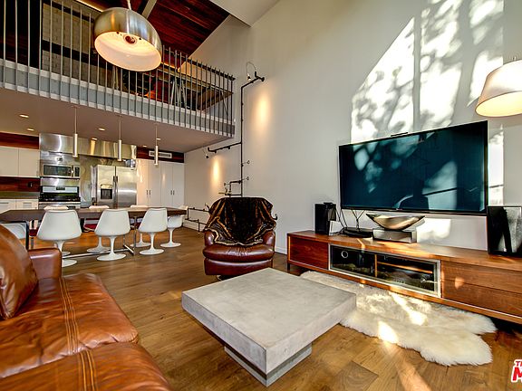 3rd image of 980 Granville Ave #3