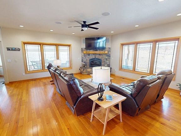 3rd image of 865 Heritage Rd