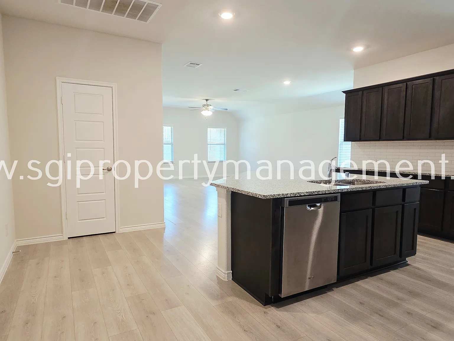 Beautiful updated 4 bedroom Royse City home — Photo 4