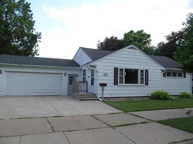 1st image of 915 W Wausau Ave