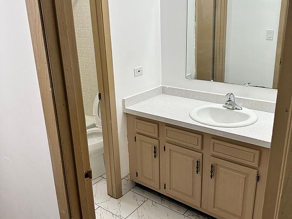 5th image of 9S270 Nantucket Dr APT D