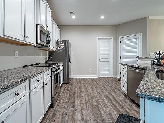 5th image of 81 Roundtree Ct