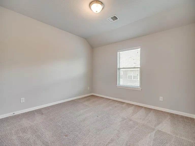 916 Brookville Ct — Photo 17