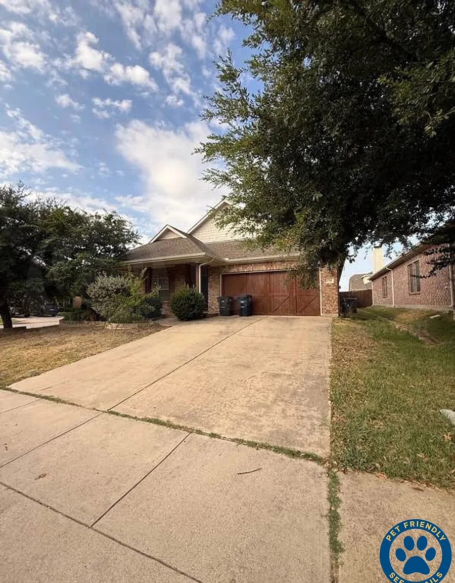 3 bed, 2.0 bath, 1936 sqft, $2,099 — Photo 1