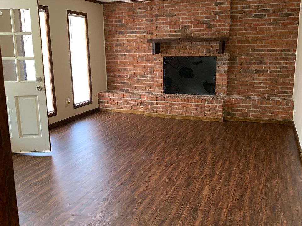 Living Room with sealed Fireplace