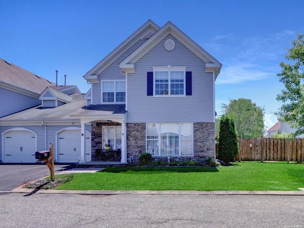 10 Sara Lane #10, Middle Island, NY 11953