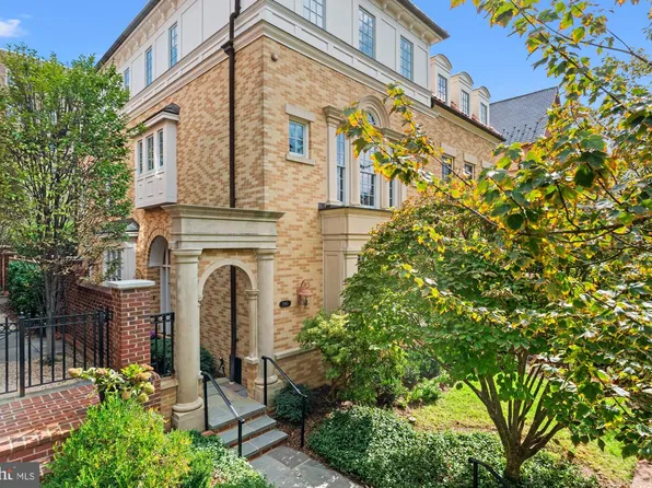2995 38th St NW, Washington, DC 20016