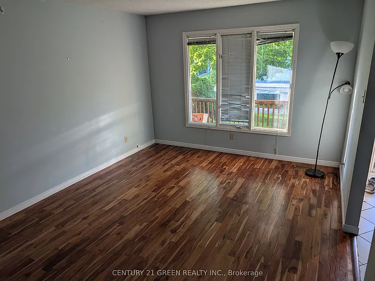 61 Ashley Cres — Photo 7