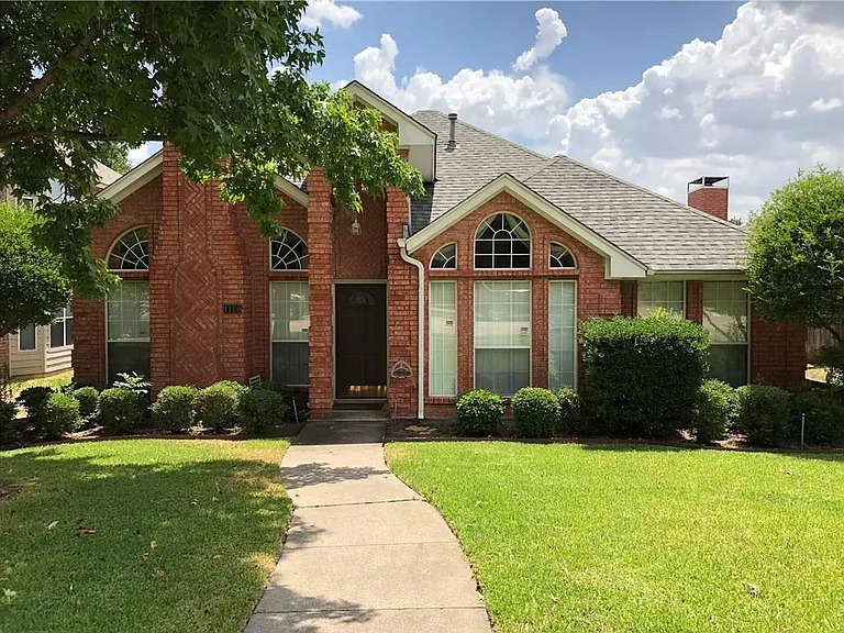 1120 Emily Ln — Photo 1