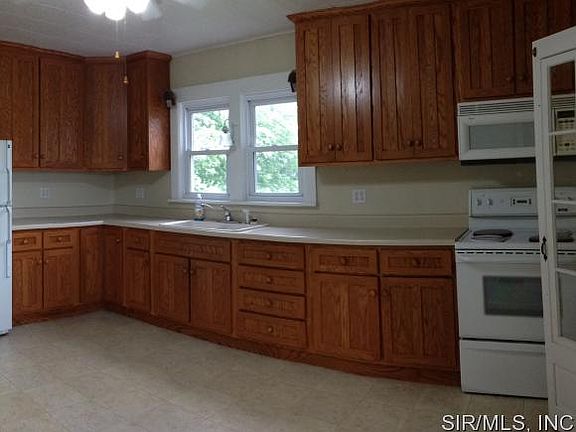 3rd image of 405 E Hillview Ave