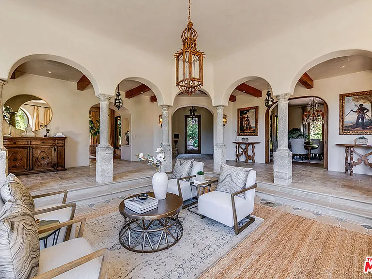 1550 Amalfi Dr — Photo 9