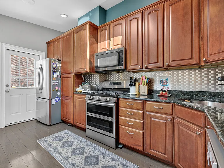532 E 4th St #2 — Photo 11